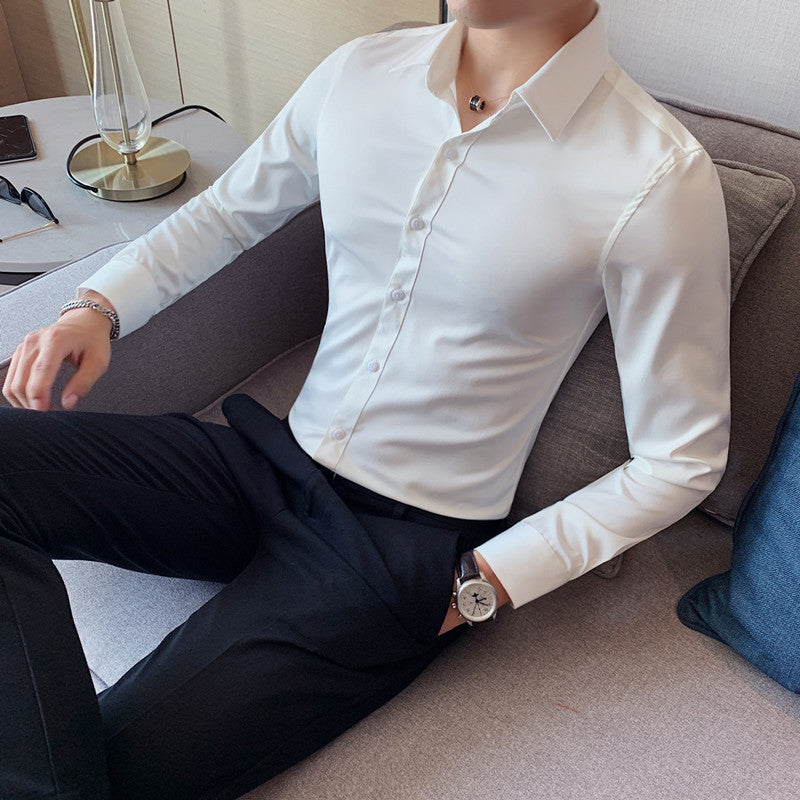 Slim-Fit-Hemd in reiner Farbe. Britisches Business-Freizeithemd